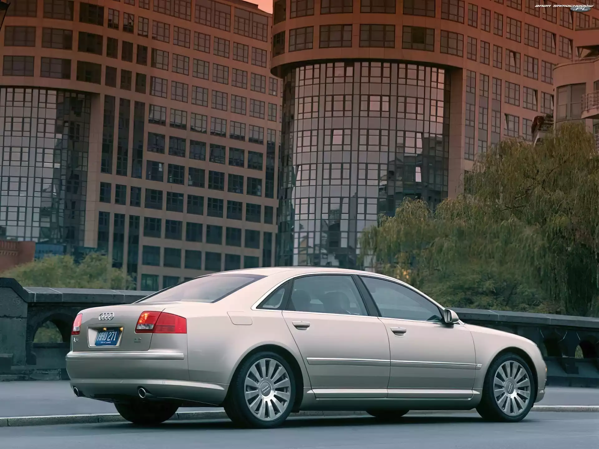 Biurowce, Audi A8