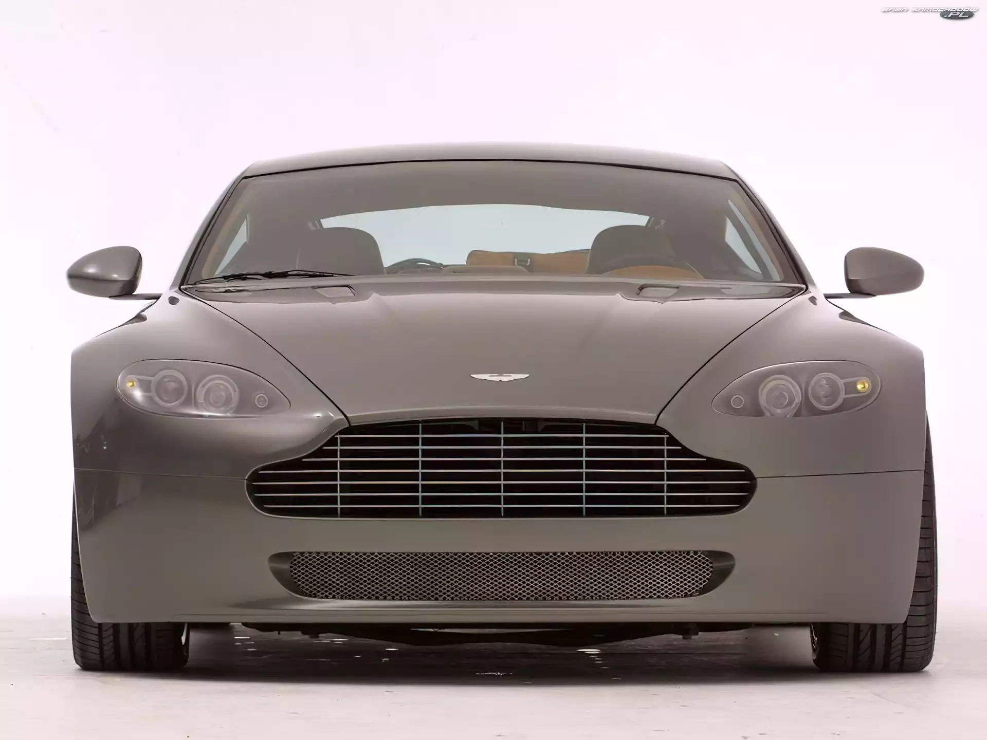 Aston Martin V8 Vantage, Przód