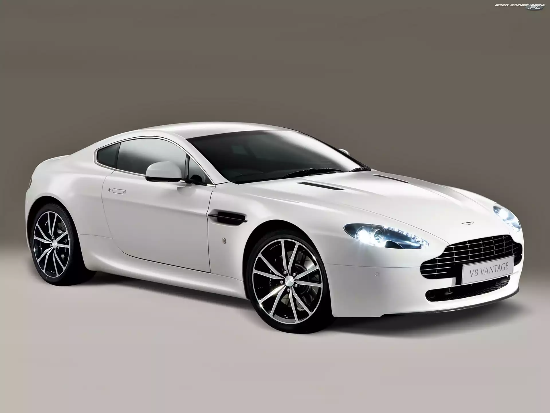 Biały, Aston Martin, V8 Vantage