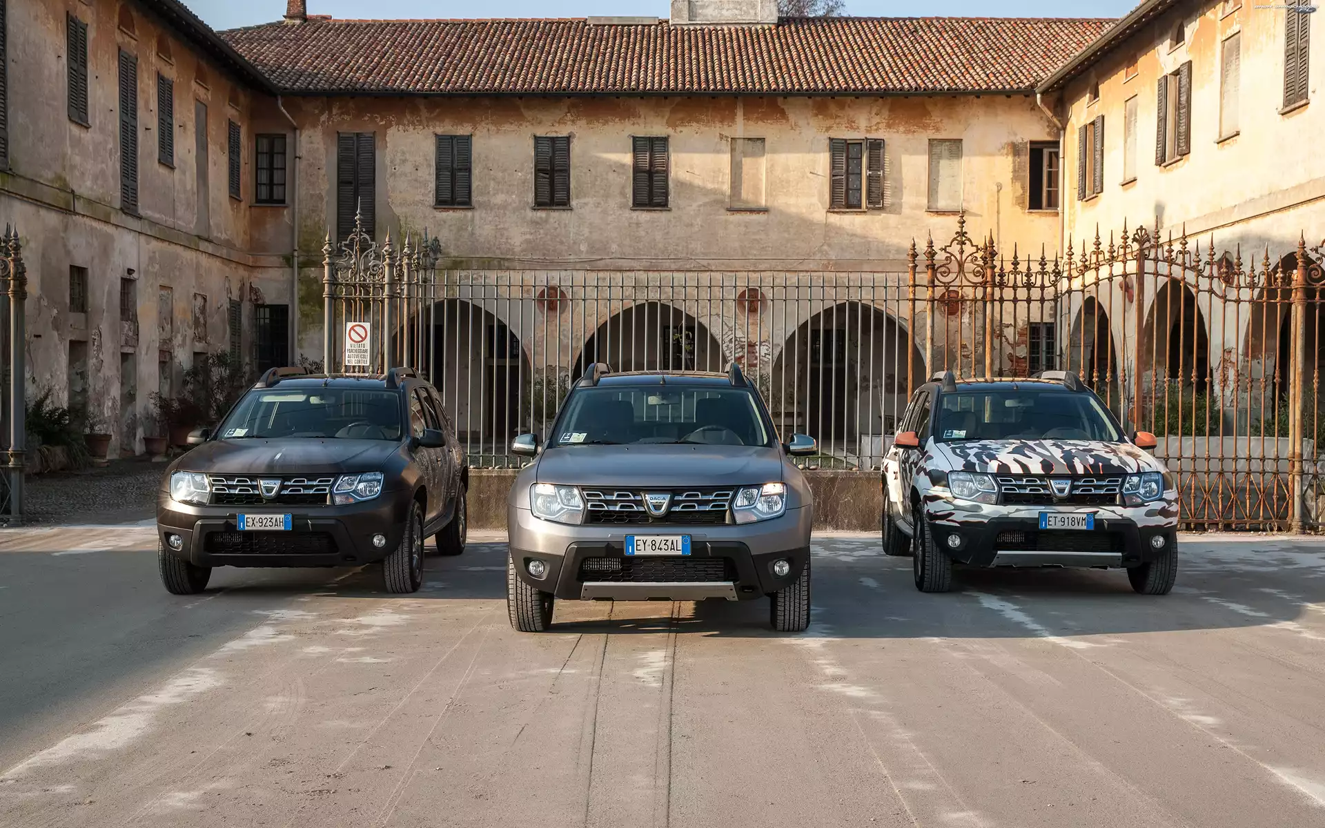 Budynek, Brama, Samochody, Trzy, Dacia Duster I