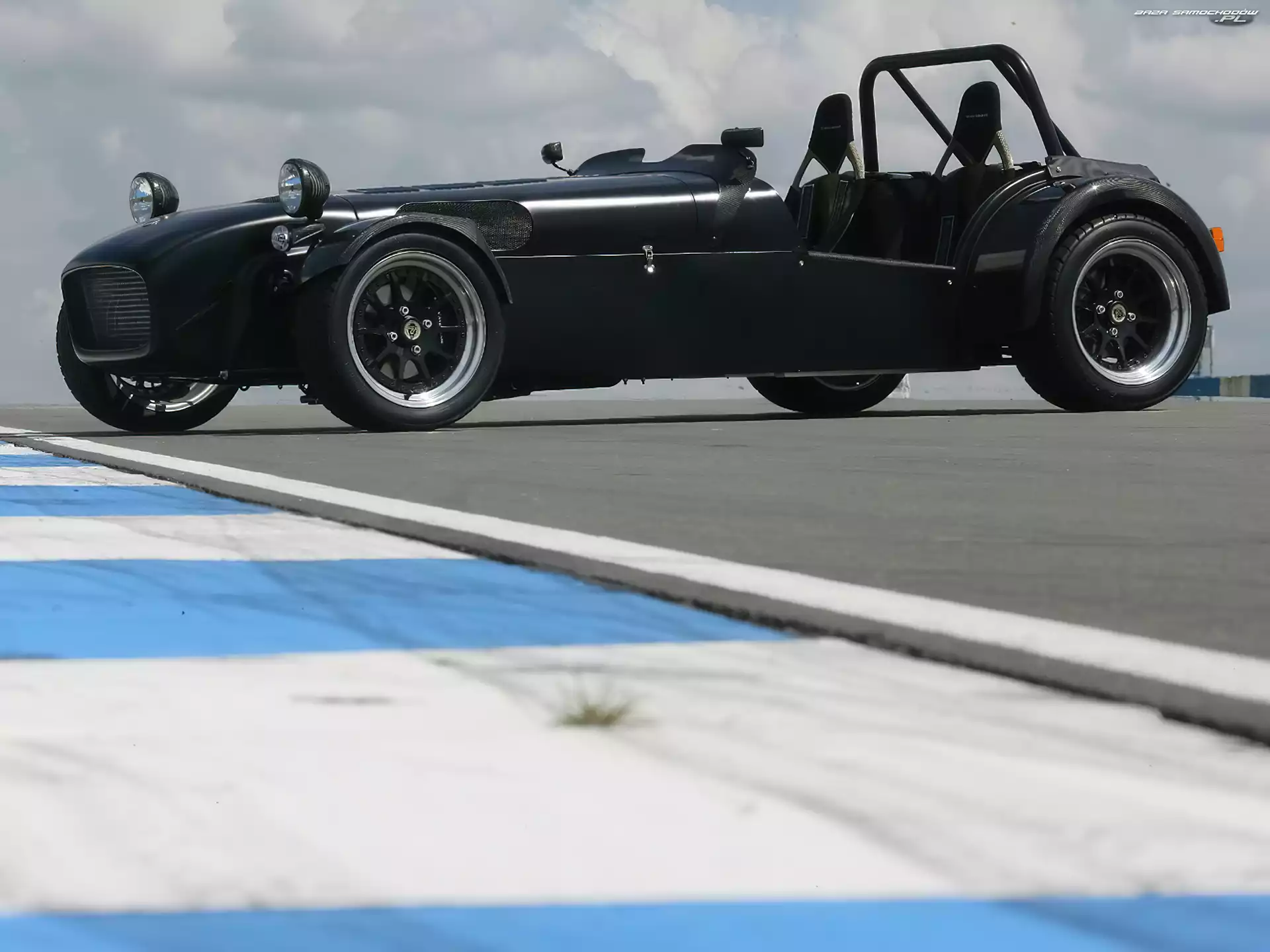 Caterham Seria R, Lewa, Strona