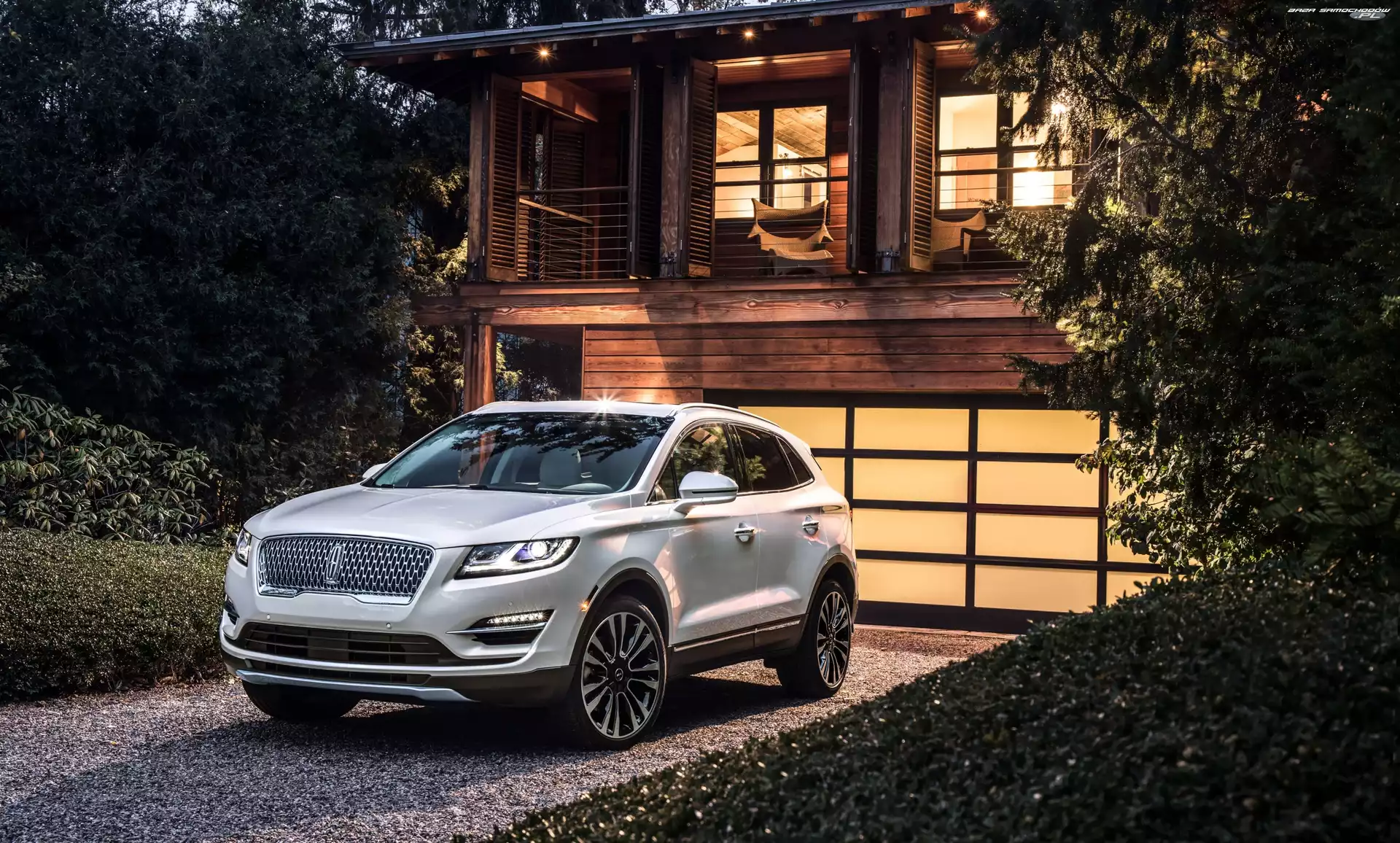 Dom, Lincoln MKC, Przód