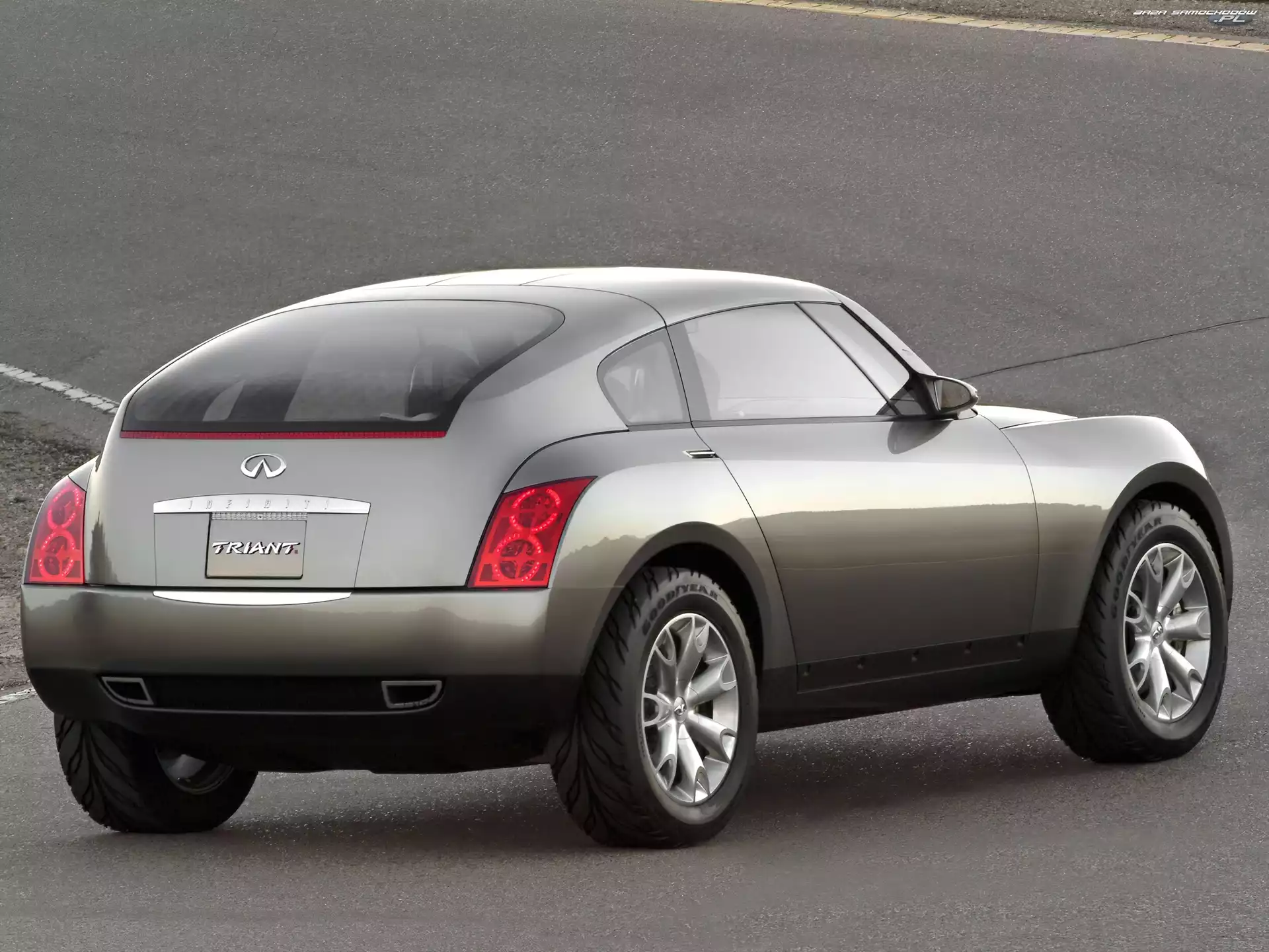 Infiniti Triant, Srebrny