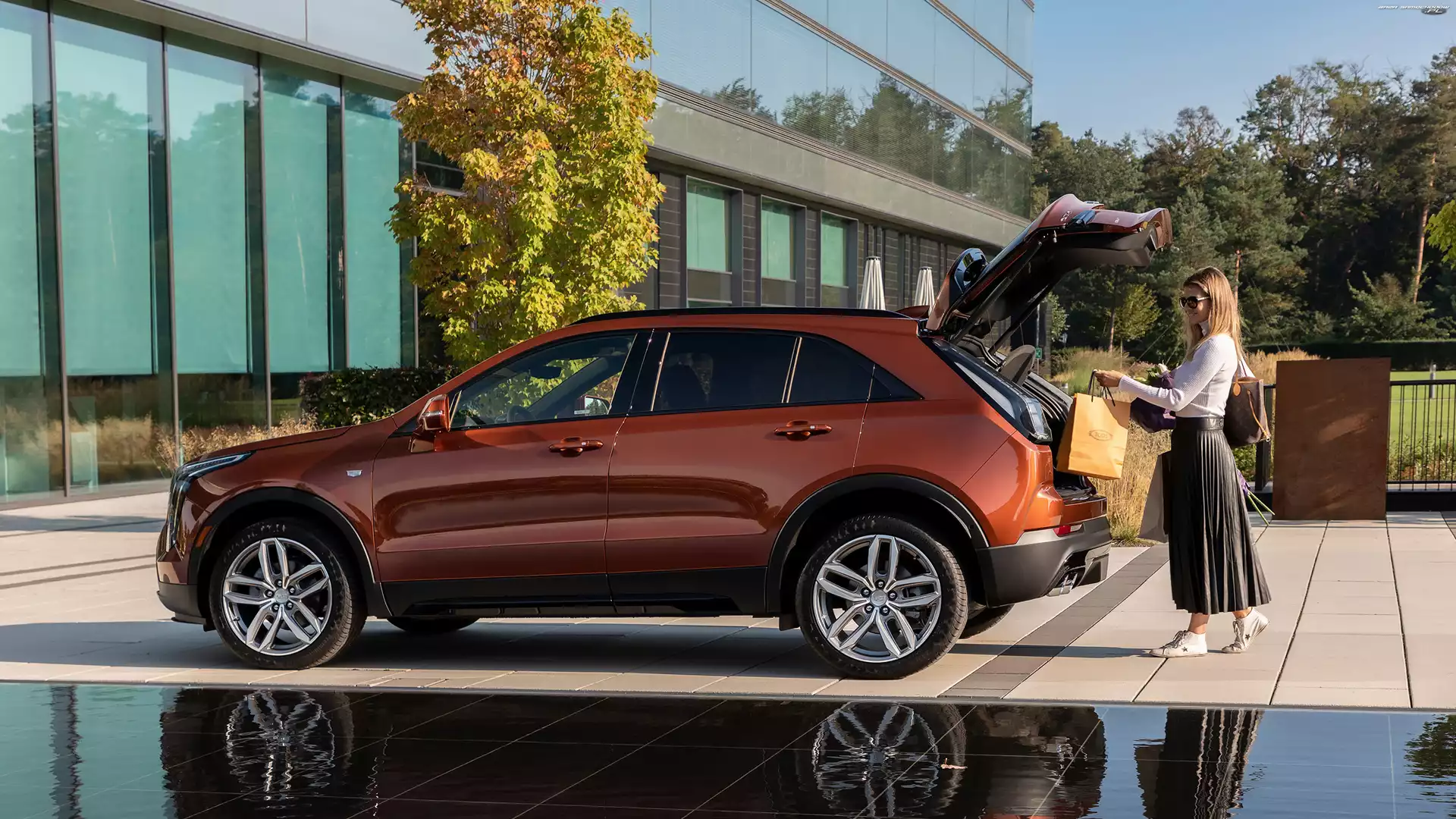 Kobieta, Cadillac XT4 350D, Bok