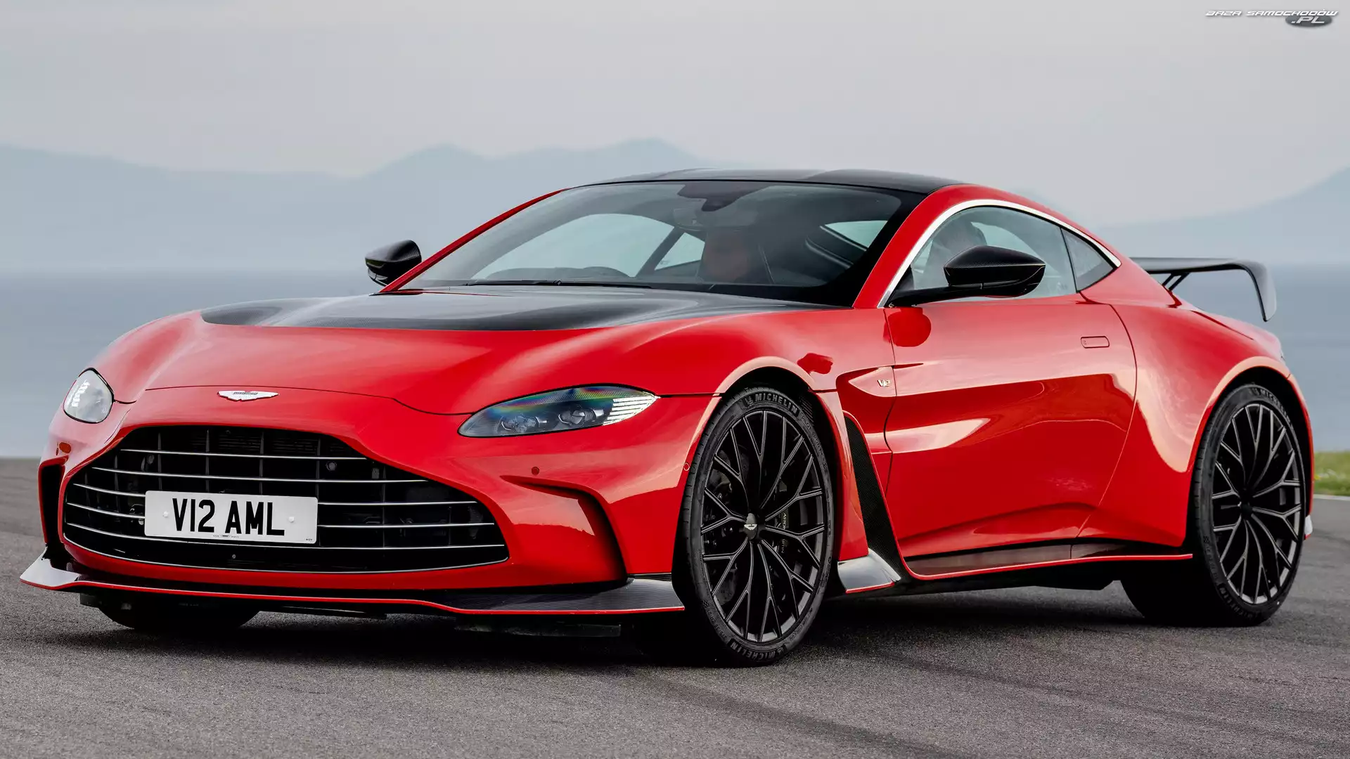 Aston Martin V12 Vantage, Czerwony