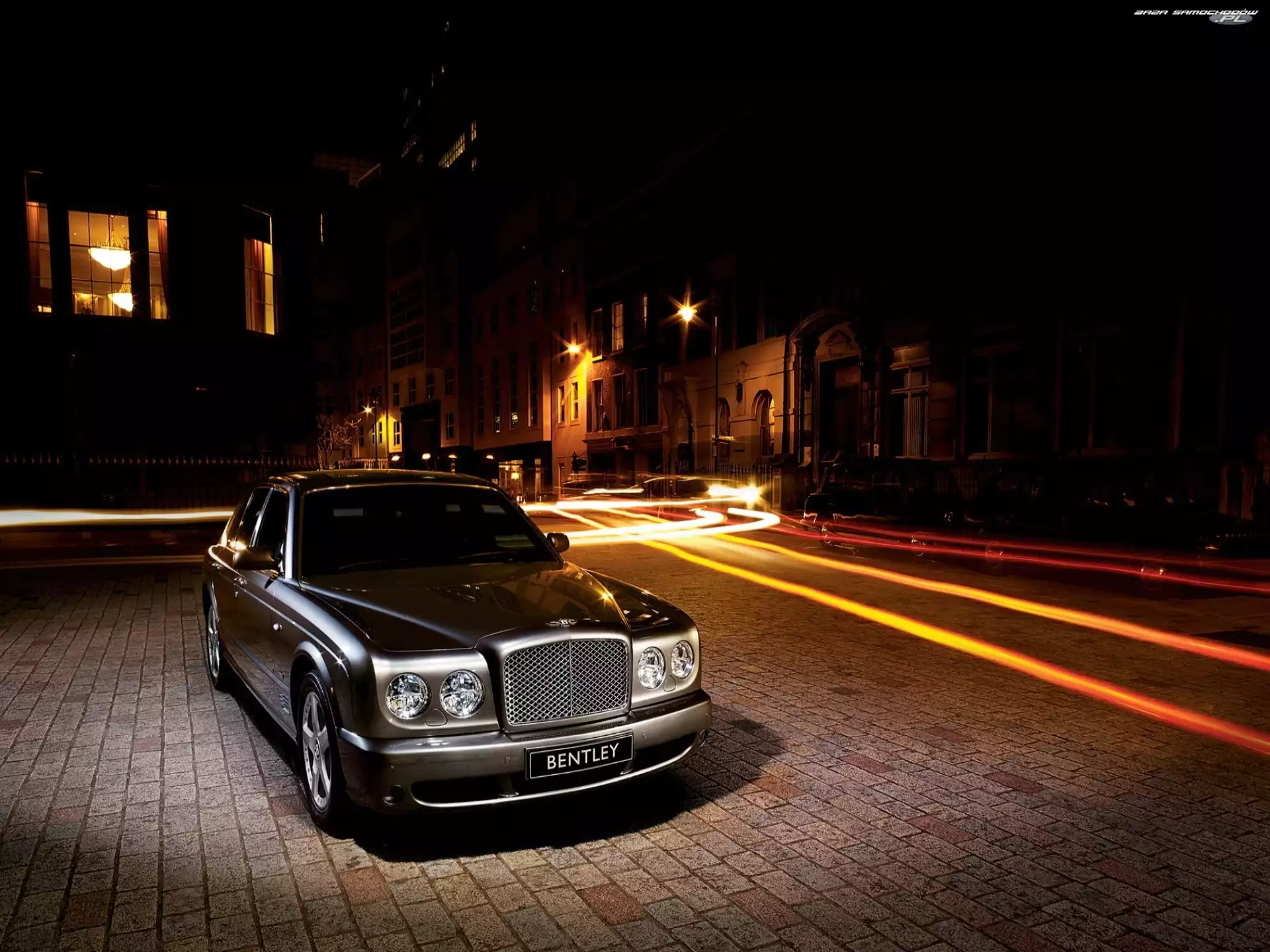 Nocą, Bentley Arnage, Deptak