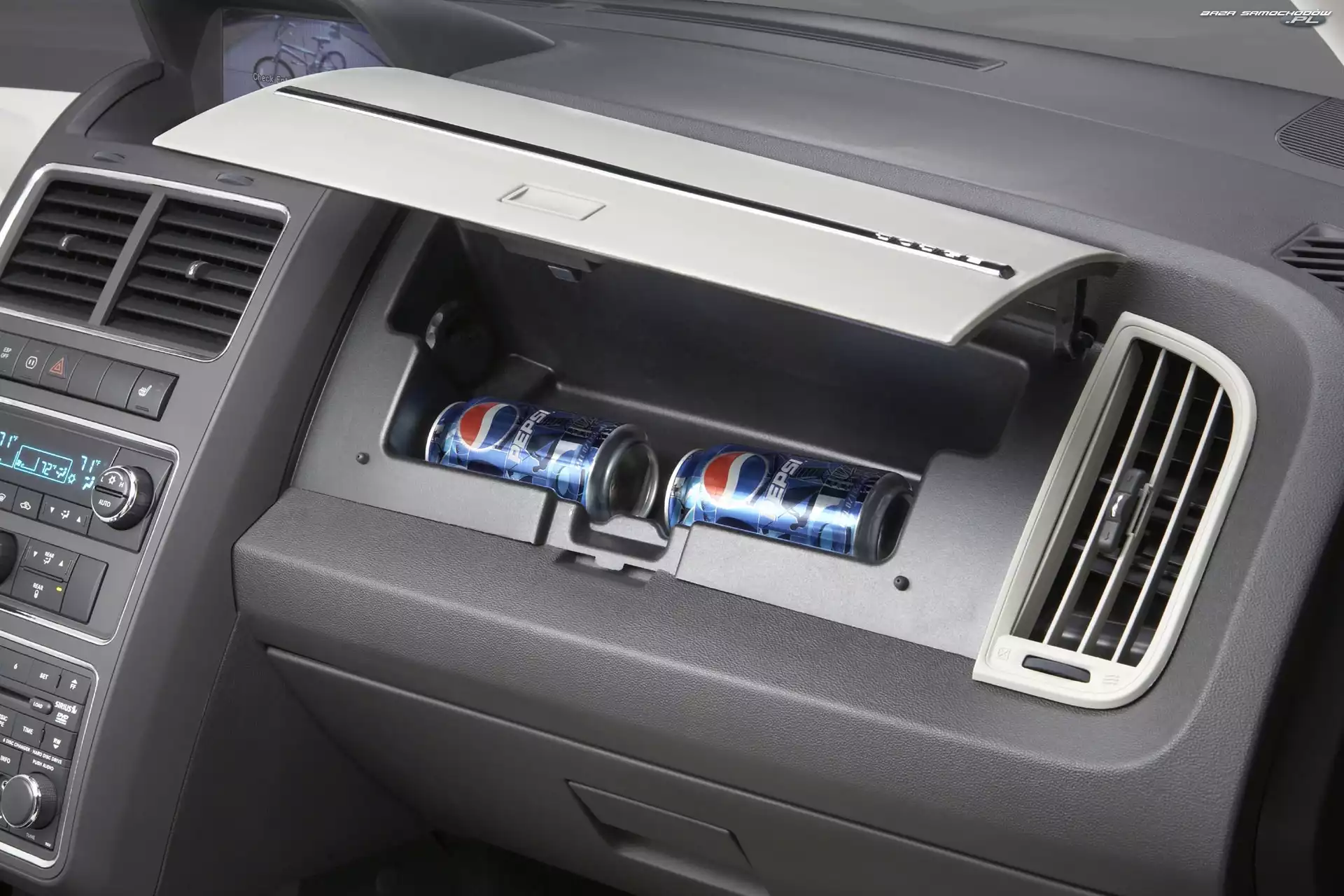 Pepsi, Dodge Journey, Schowek