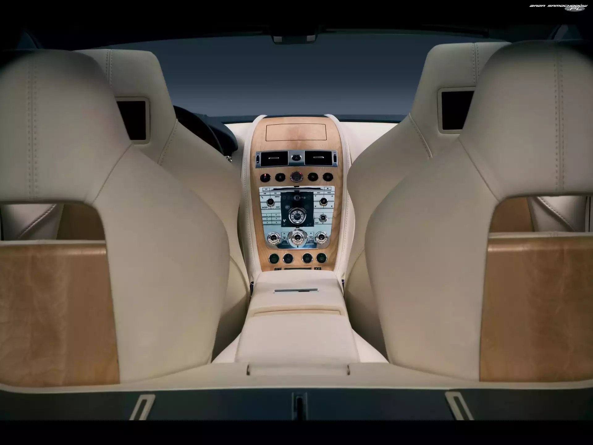 Środkowy, Aston Martin Rapide, Tunel