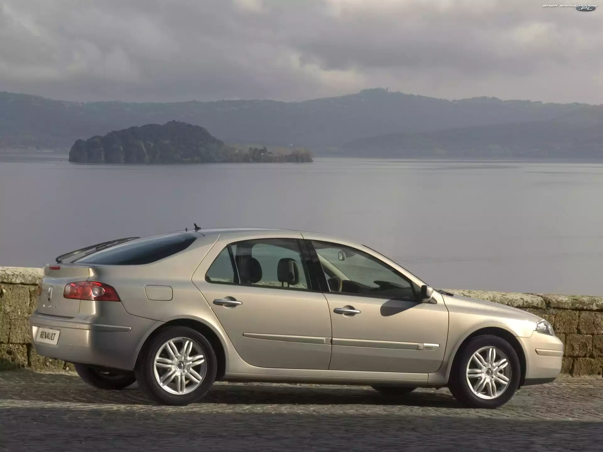 Strona, Renault Laguna, Prawa