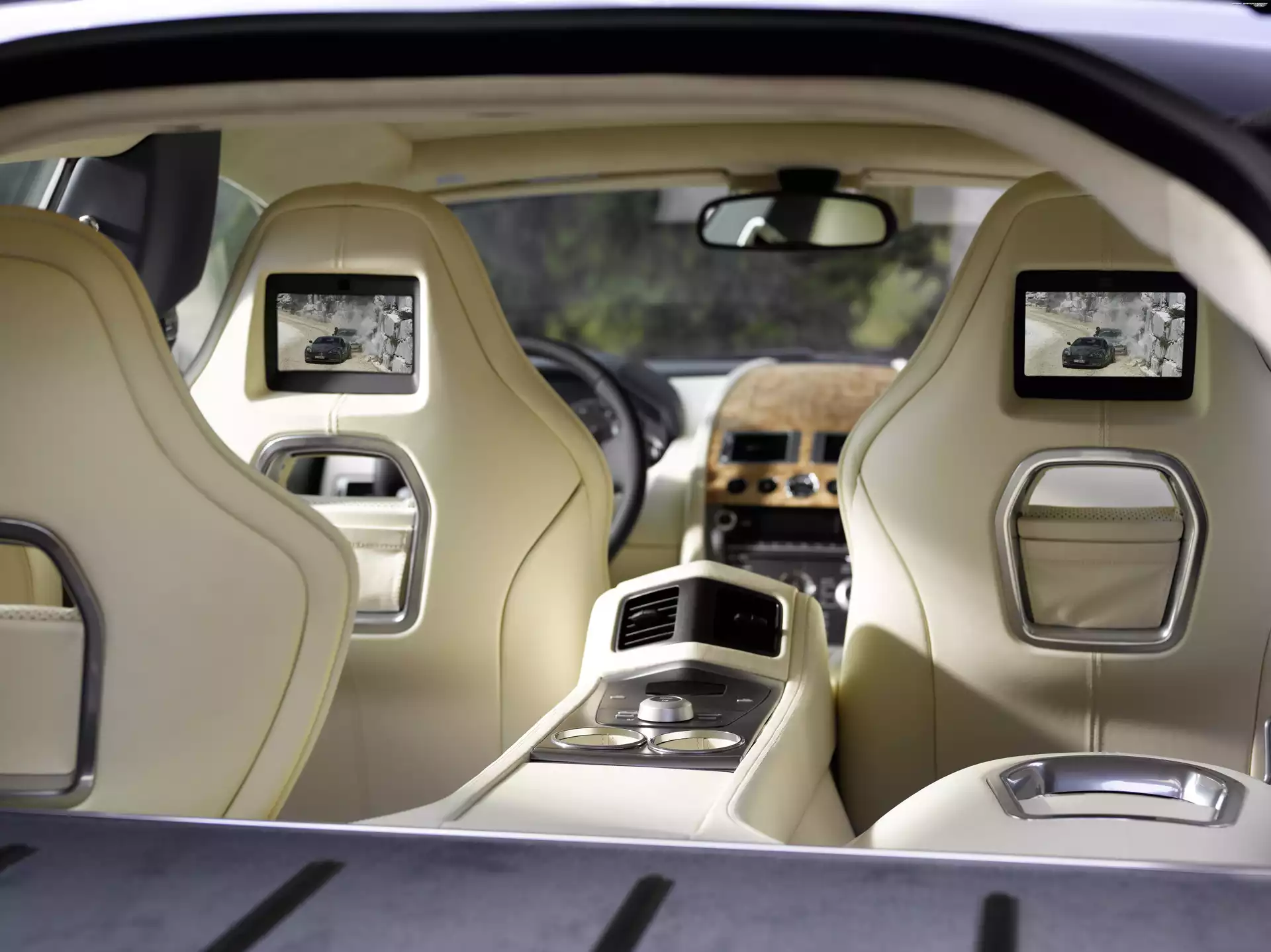 Tył, Aston Martin Rapide, DVD
