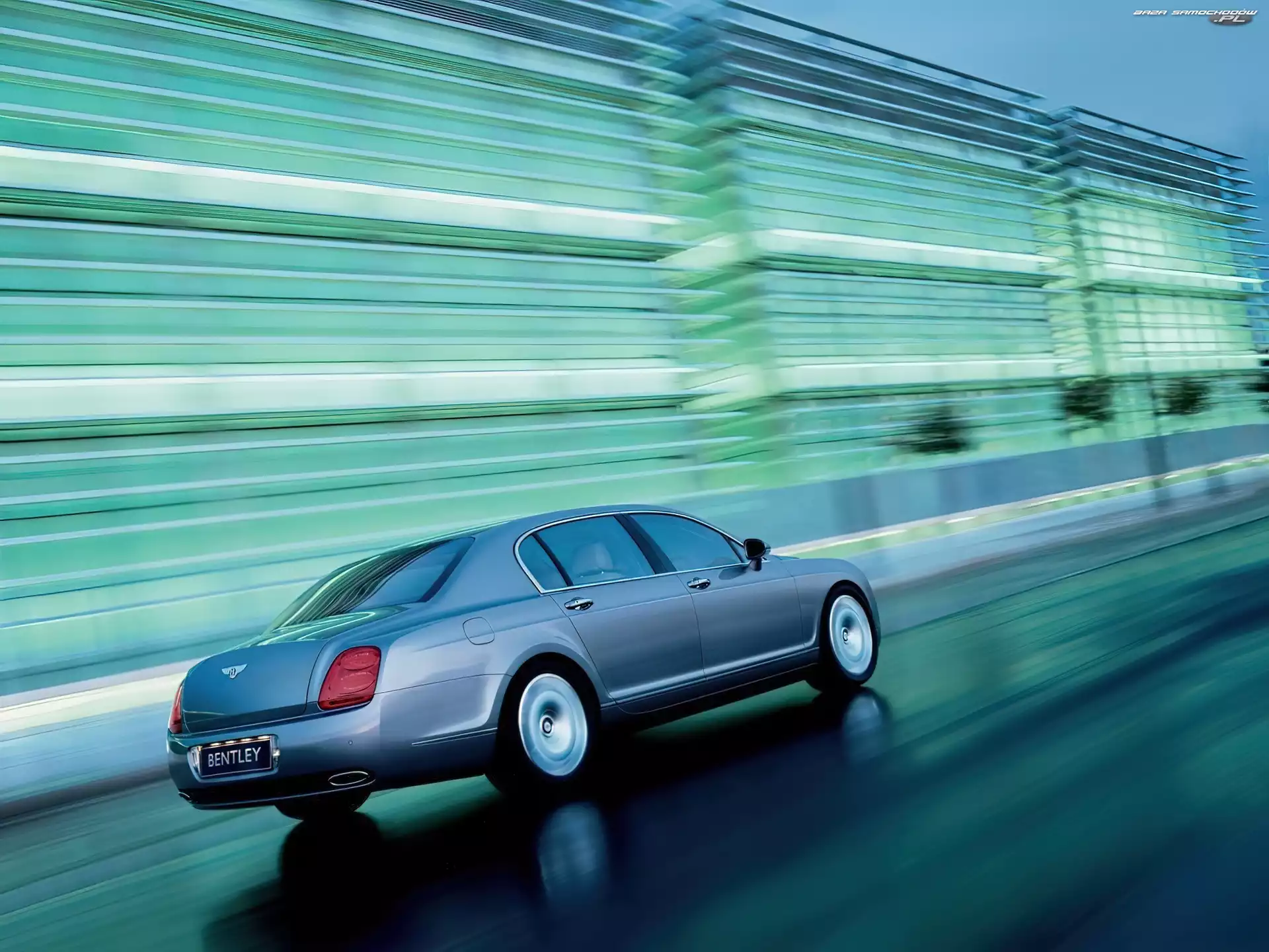 Ulica, Bentley Continental Flying Spur, Mokra