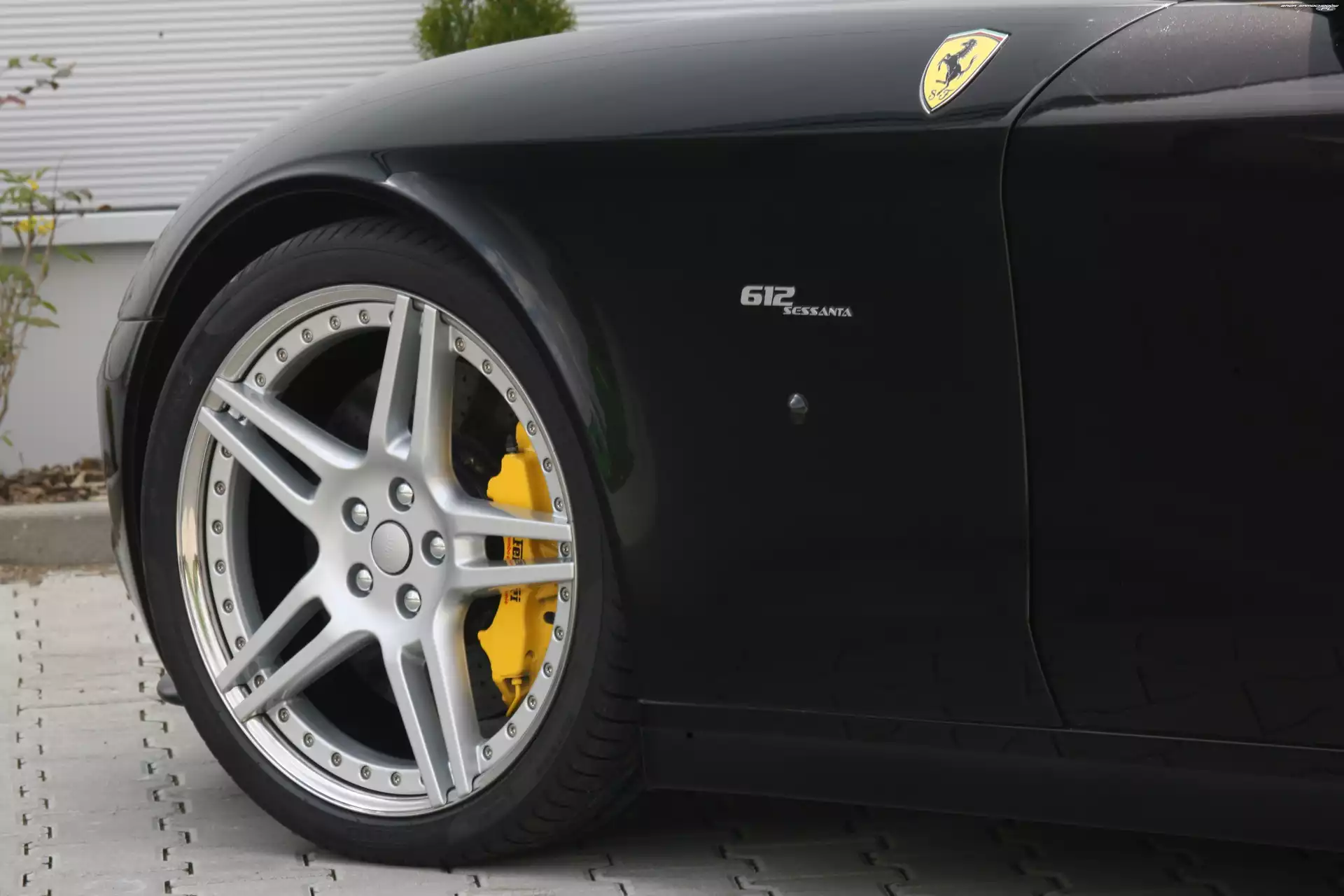 Zaciski, Ferrari 612, Żółte